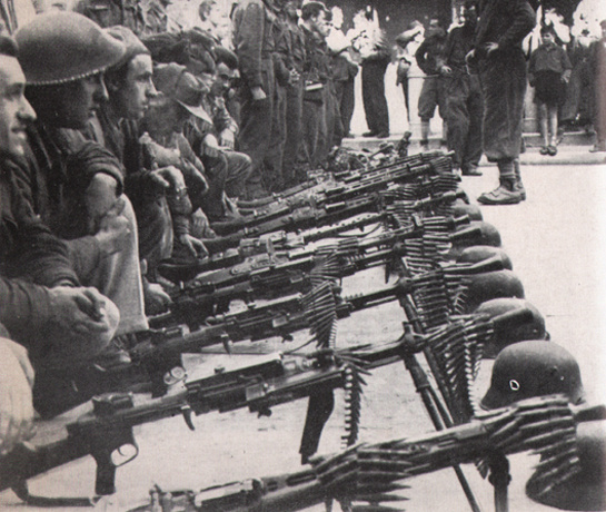 Novembre 1944. Schieramento di mitra dell'8ª Brigata Garibaldi